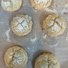 A picture of Almond cookies.