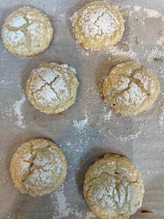 A picture of Almond cookies.