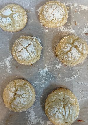 A picture of Almond cookies.