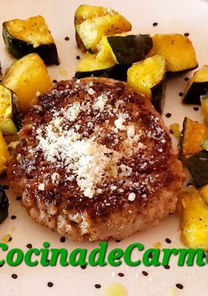 Una foto de Calabacín salteado con queso y hamburguesa