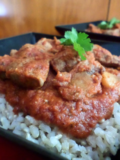 Una foto de Arroz integral con carne y champiñones