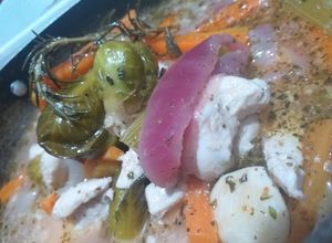 Una foto de Escabeche de pollo y verduras