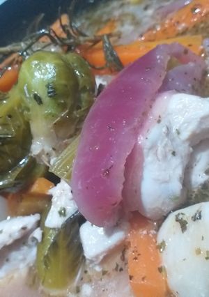 Una foto de Escabeche de pollo y verduras