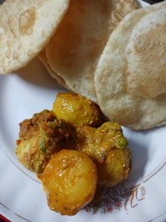 লুচি আলুর দম (luchi aloor dum recipe in Bengali) রেসিপির প্রধান ছবি