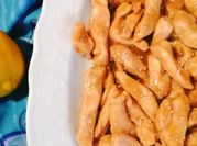 Una foto di straccetti di petto di pollo e farina