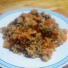 Una foto de Quinoa con verduras, pasas y nueces