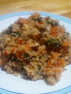 Una foto de Quinoa con verduras, pasas y nueces