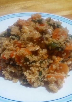 Una foto de Quinoa con verduras, pasas y nueces