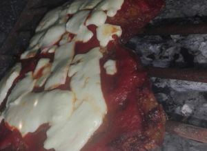 Una foto de Tapa de pecho asada con leña