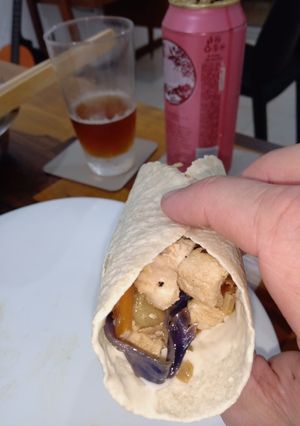 Una foto de Tacos de pollo y verduras
