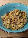 Wok de pasta con pollo y calabacín en salsa Camembert-Sichuán aromatizada