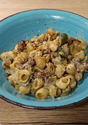 Una foto de Wok de pasta con pollo y calabacín en salsa Camembert-Sichuán aromatizada