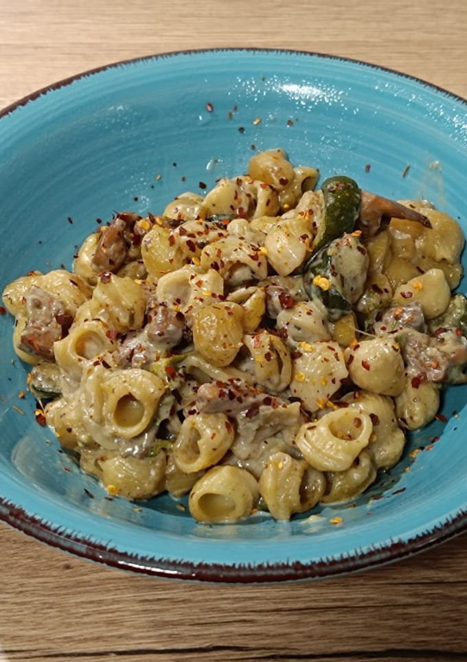 Una foto de Wok de pasta con pollo y calabacín en salsa Camembert-Sichuán aromatizada
