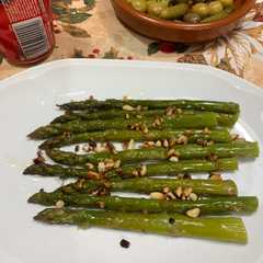 Una foto de Espárragos trigueros a la plancha con piñones