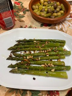 Una foto de Espárragos trigueros a la plancha con piñones