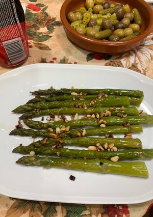 Una foto de Espárragos trigueros a la plancha con piñones