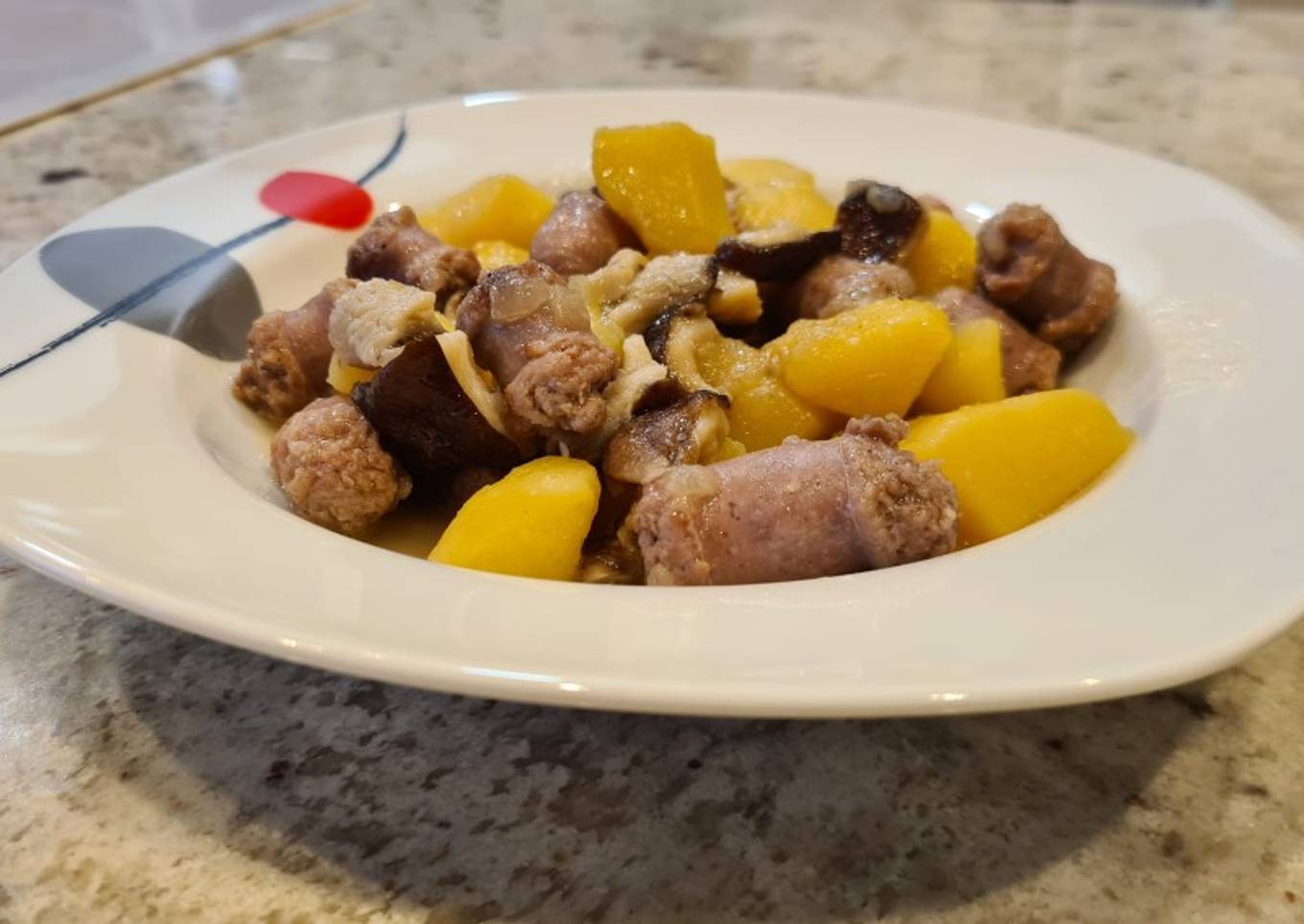Patatas guisadas con salchichas frescas y setas shiitake
