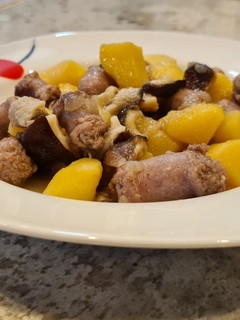 Una foto de Patatas guisadas con salchichas frescas y setas shiitake