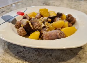 Foto principal de Patatas guisadas con salchichas frescas y setas shiitake