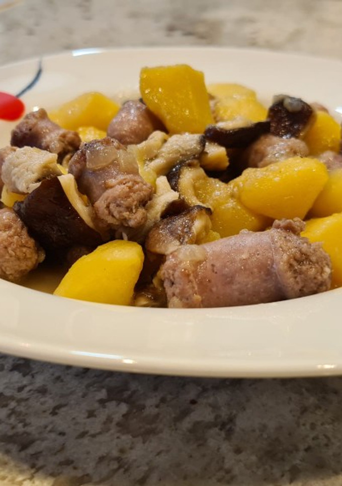Una foto de Patatas guisadas con salchichas frescas y setas shiitake