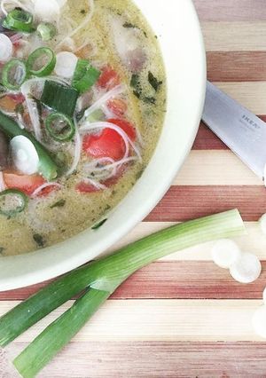 Thai zöldségleves rizstésztával recept fotója