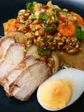เส้นใหญ่หมูแดง