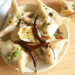 A picture of Steamed lentil rice dumpling.