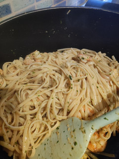 Una foto de Tallarines con gambas al ajillo