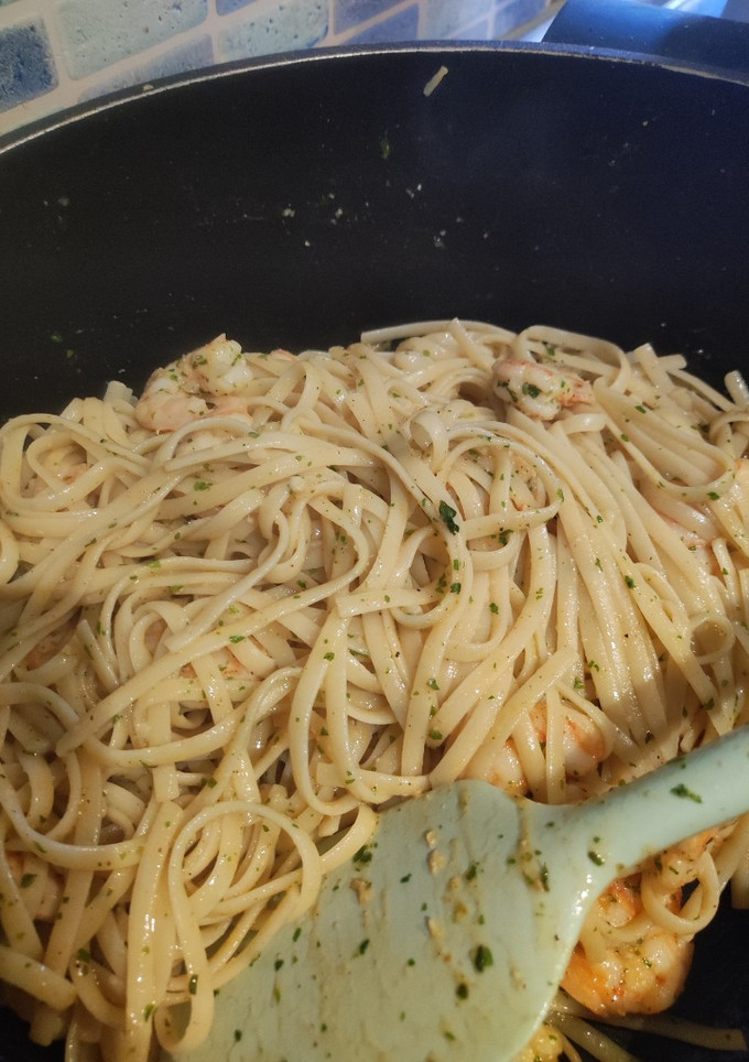 Una foto de Tallarines con gambas al ajillo