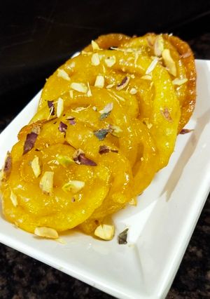 केसर जलेबी(kesar jalebi recipe in hindi) रेसिपी मुख्य फोटो
