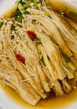 Hình của món Nấm kim châm hấp xì dầu.