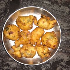 Uddina bonda/ urad dal fitters A picture of Uddina bonda/ urad dal fitters.