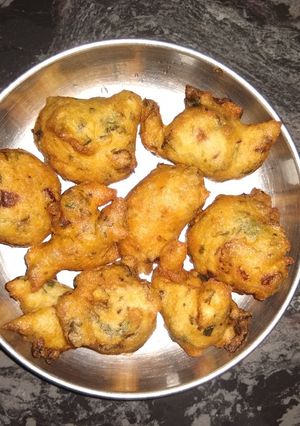 A picture of Uddina bonda/ urad dal fitters.