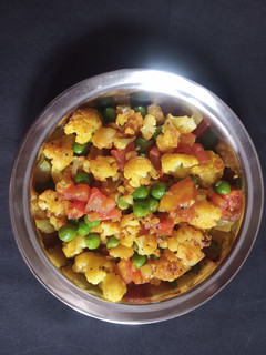 ફુલાવર ટામેટાં વટાણા નું શાક (Flower Tomato Vatana Shak Recipe In Gujarati) રેસીપી મુખ્ય ફોટો