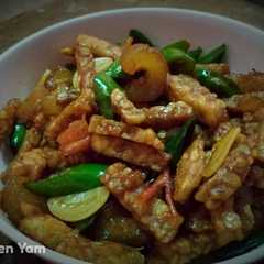 A picture of Oseng Tempe kikil cabe hijau.