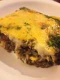 Pastel de carne y papa con costra de queso y perejil