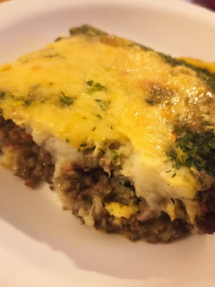 Una foto de Pastel de carne y papa con costra de queso y perejil