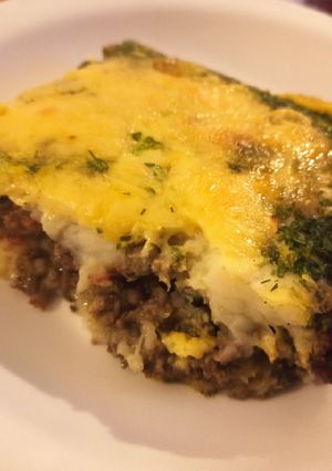 Una foto de Pastel de carne y papa con costra de queso y perejil