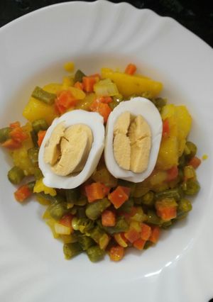 Foto principal de Salteados de judías verdes con zanahoria y patatas y huevos duros