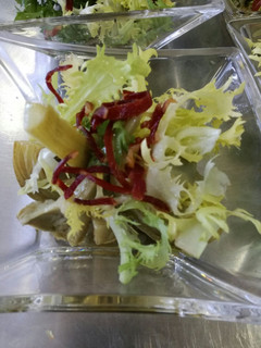 Una foto de Alcachofas con escarolas con vinagreta de miel y jamón