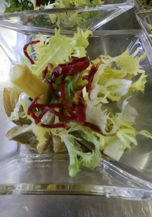 Una foto de Alcachofas con escarolas con vinagreta de miel y jamón
