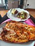 Trucha al barril con papa horneada y ensalada