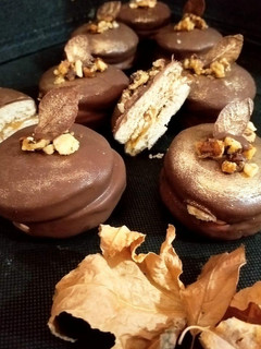 Una foto de Alfajores de chocolates otoñales 🍫🍂