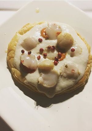 Une photo de Tarte fine aux Saint Jacques et espuma d’echalotes