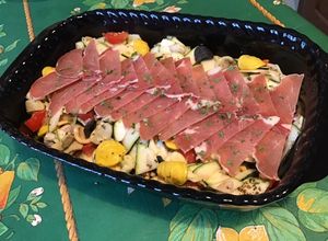 Une photo de Salade de pâtes marinée aux tomates, concombre, courgette, oignon de roscoff et Lonzo
