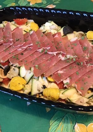 Une photo de Salade de pâtes marinée aux tomates, concombre, courgette, oignon de roscoff et Lonzo