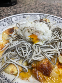 Una foto de Gulas con huevo y patatas 🍳🥔