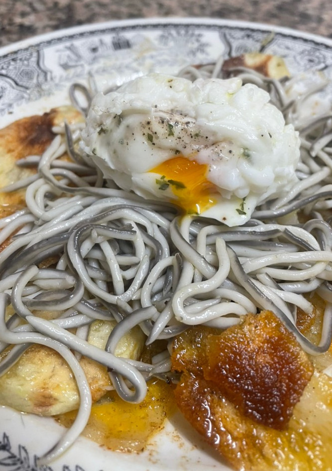 Una foto de Gulas con huevo y patatas 🍳🥔