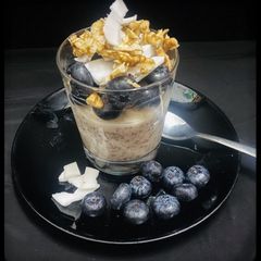 A picture of Banana overnight oats topping with blueberry.