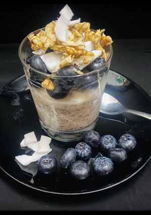 A picture of Banana overnight oats topping with blueberry.